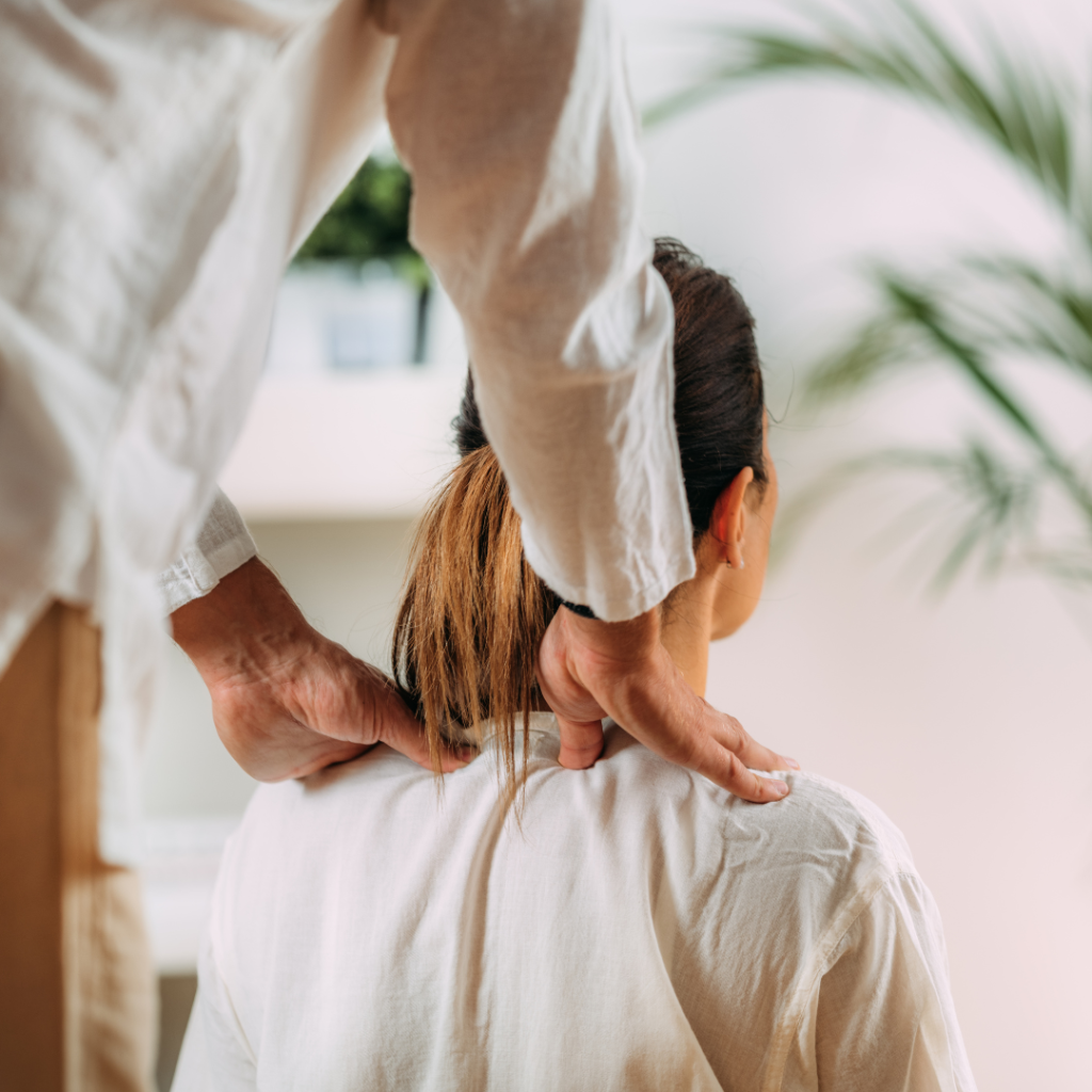 Un praticien shiatsu pratique un massage du dos